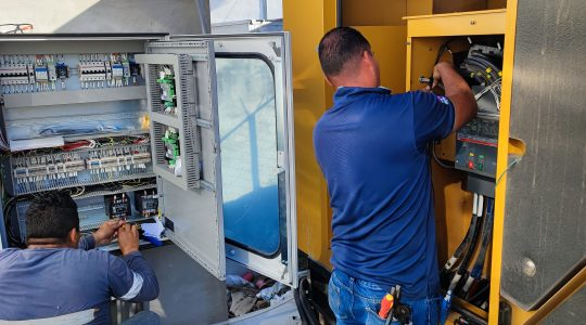 Equipo técnico de LSI Group en sitio de instalación